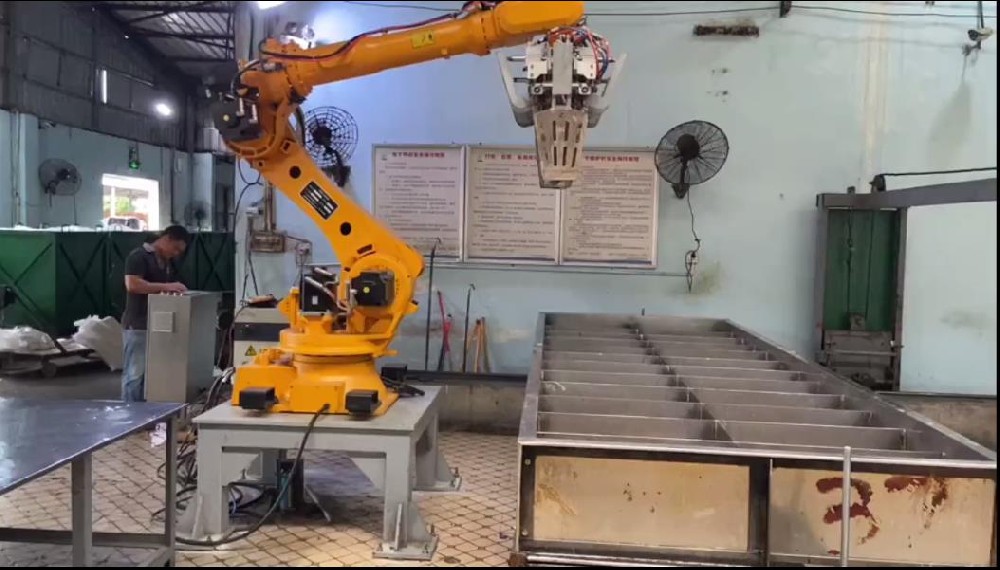 機器人起包機（橡膠初加工行業(yè)）